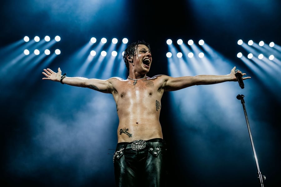https://images.thebrag.com/cdn-cgi/image/fit%3Dcrop%2Cwidth%3D900%2Cheight%3D600/https%3A//images-r2.thebrag.com/rs/uploads/2026/01/yungblud-sydney-jan-2026-pic-ashley-mar-05.jpeg?resize=900%2C600&w=450