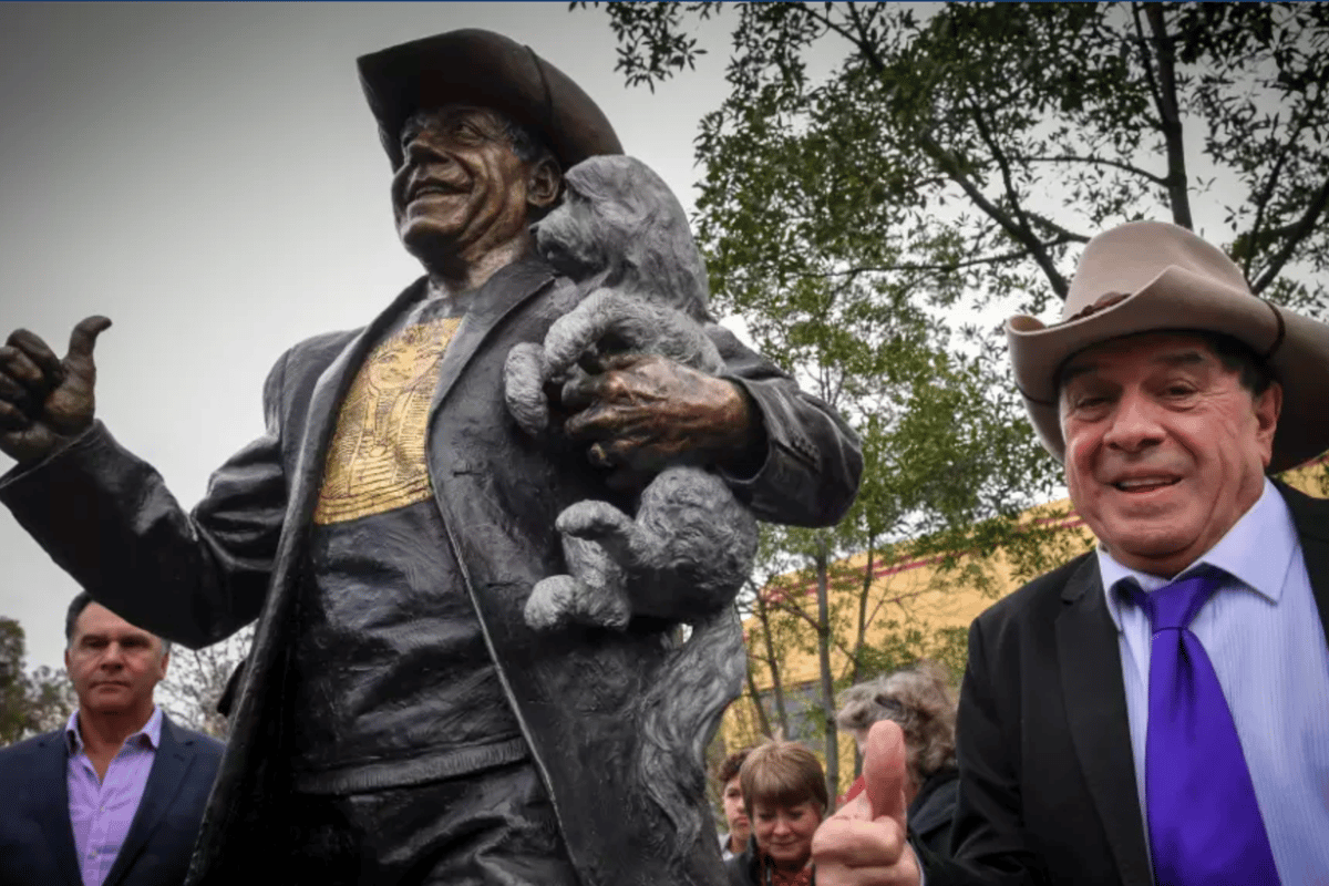 Molly Meldrum unveils statue, gets inducted into The Age Music Victoria Awards Hall of Fame