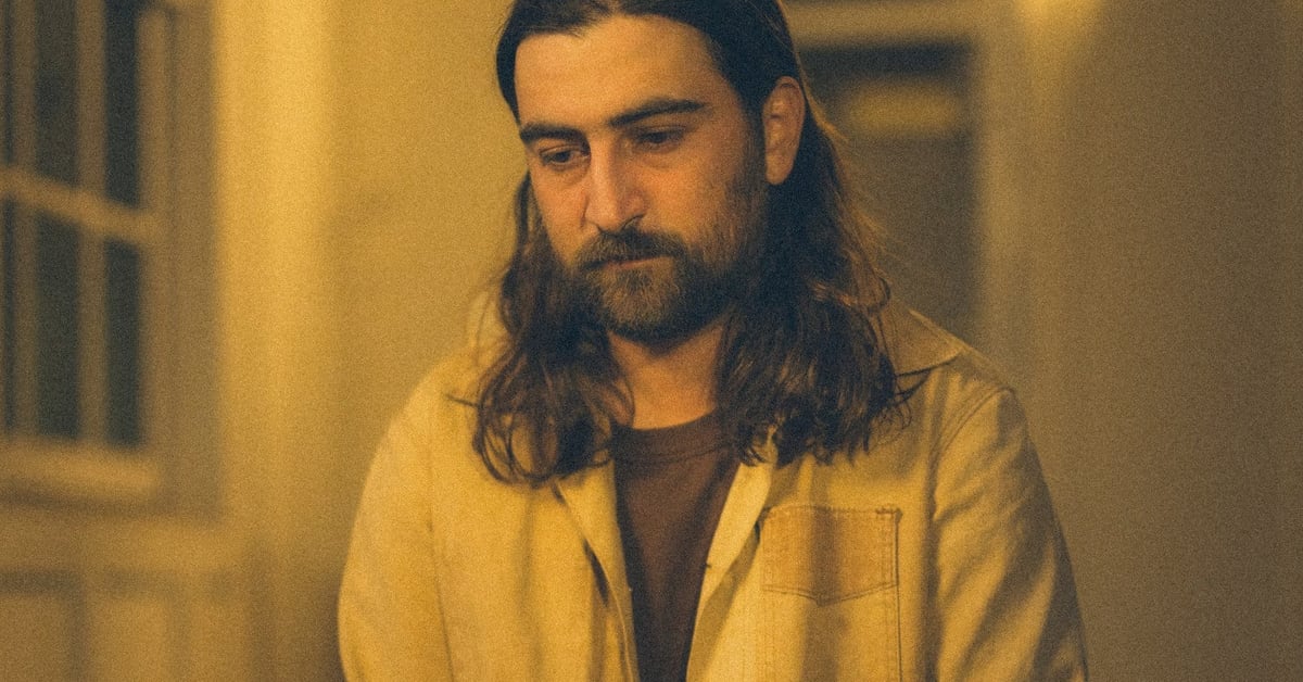 Noah Kahan Considers the Weight of Fame on Reflective Single ‘Porch Light’