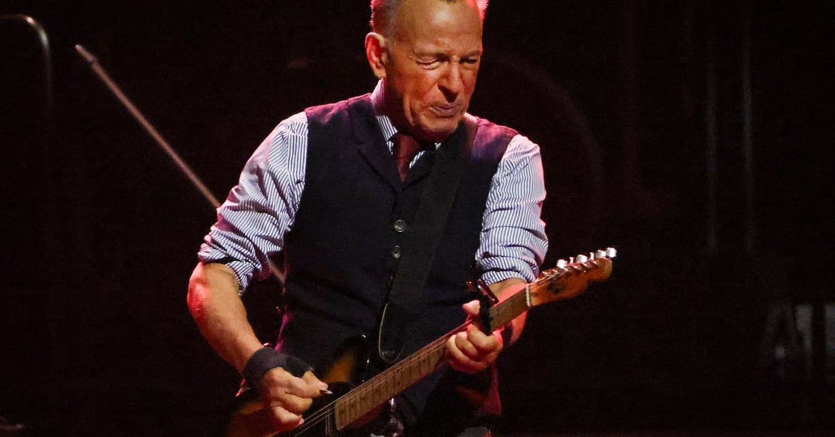 Bruce Springsteen Performs 'People Have the Power' With Bono and Patti ...