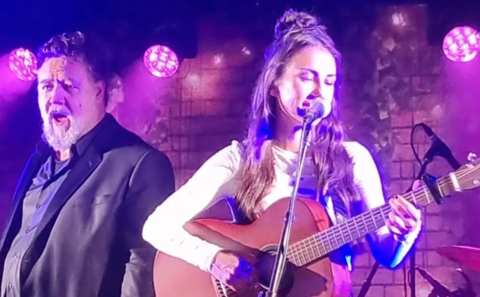 Amy Shark got Russell Crowe to fill in for Mark Hoppus at a recent gig
