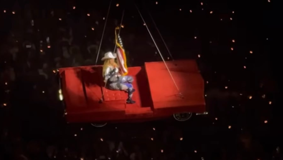Beyoncé Flying Car Malfunctions During Concert