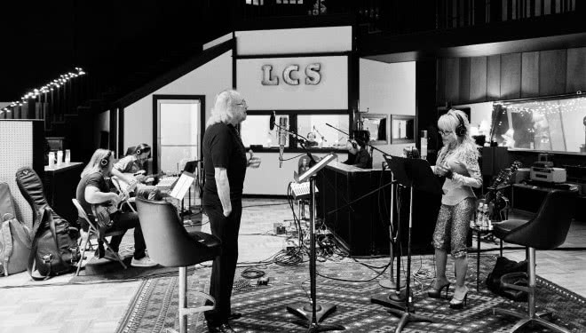 Barry Gibb heading for first solo U.K. No. 1 with ‘Greenfields’