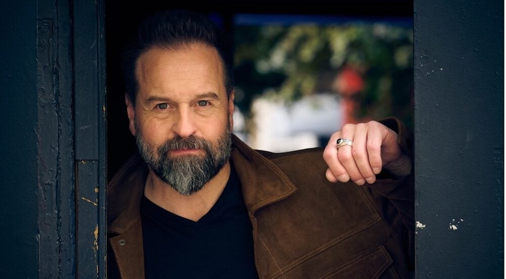 Sagoma Di Cartone Grandezza Naturale - Alfie Boe (Abbito Nero) - Celebrity Cutouts