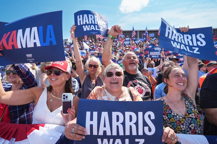 Kamala Harris rally crowd