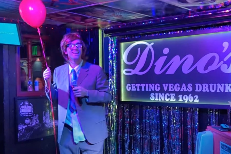 Chris Martin in disguise at Las Vegas karaoke bar