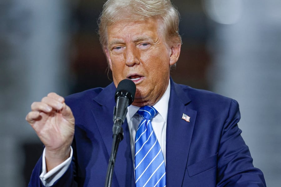 Donald Trump speaking at Waunakee, Wisconsin