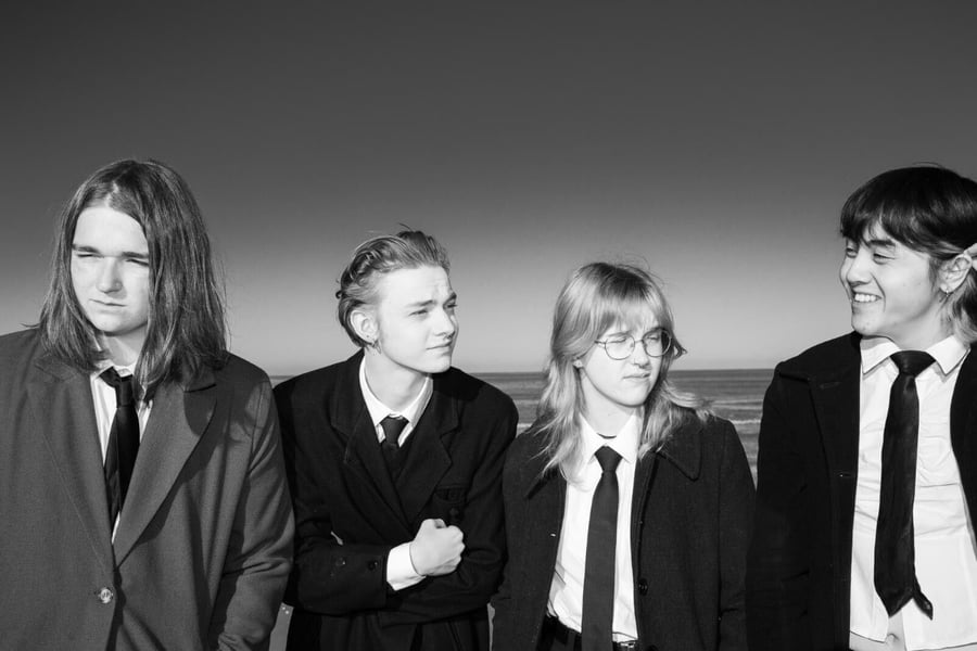 Sunsick Daisy press image