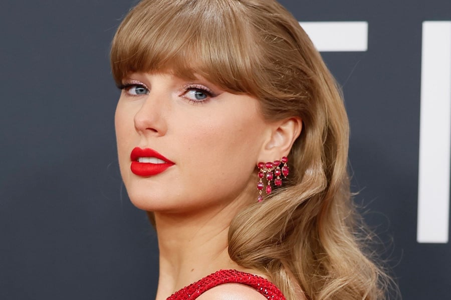 Taylor Swift poses at event