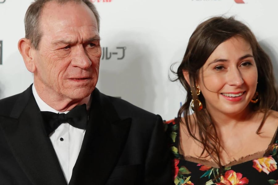 Tommy Lee Jones, Victoria