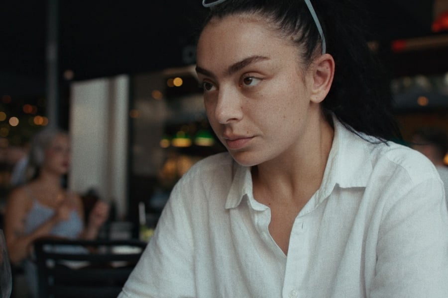 Charli XCX in “Erupcja”