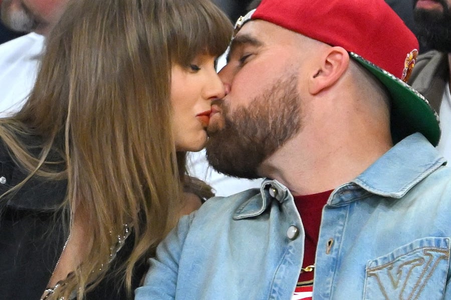 Taylor Swift and Travis Kelce kiss
